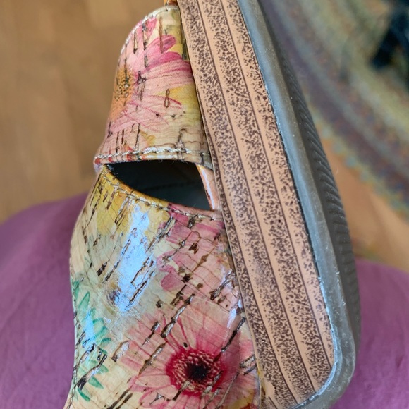 Kelly & Katie size 7M heels. 4” heels. Adjustable strap. Floral/ tan background - Picture 5 of 9